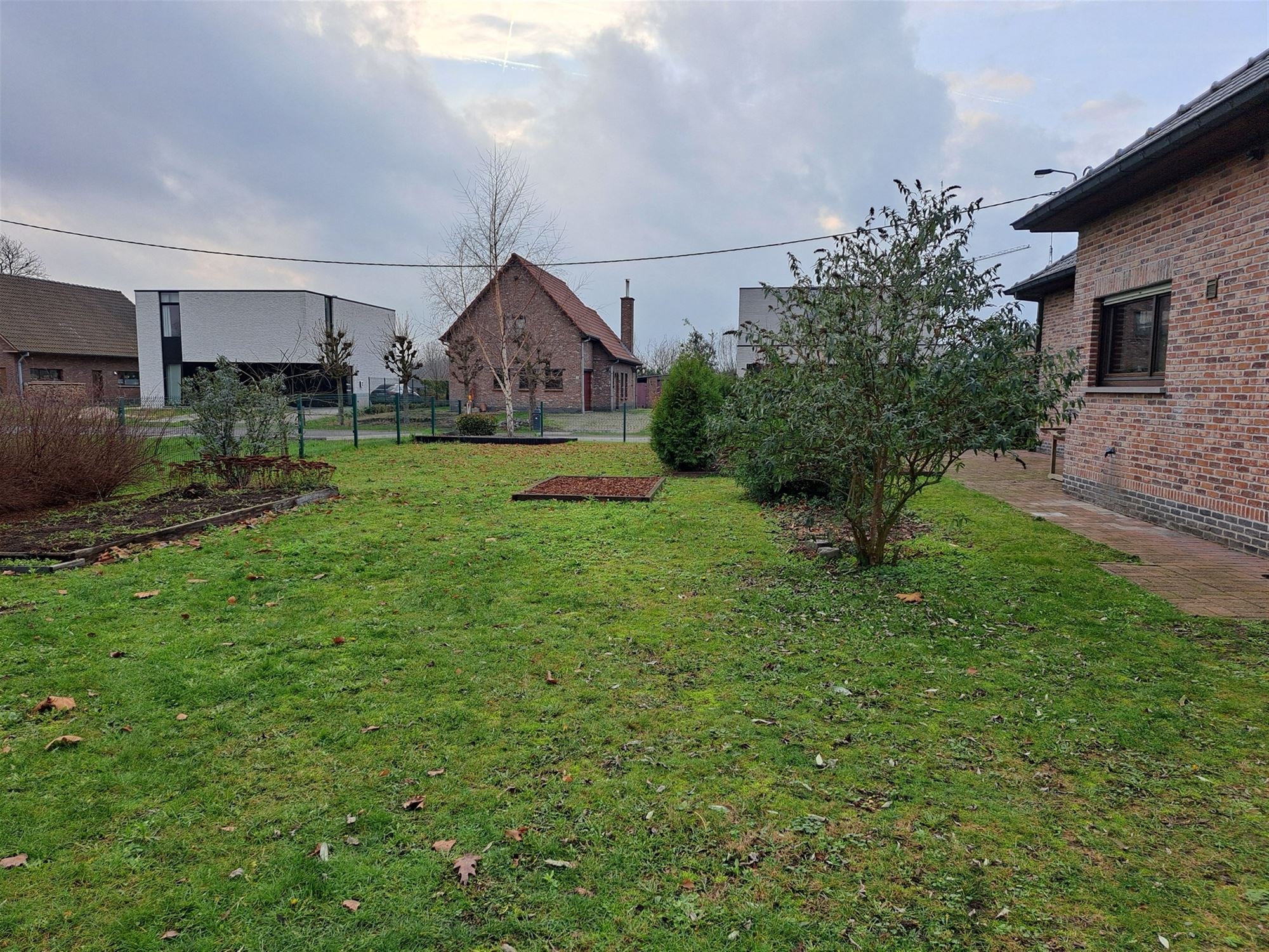Ruime bungalow met mooie tuin en grote oprit. 3 slaapkamers. foto 12