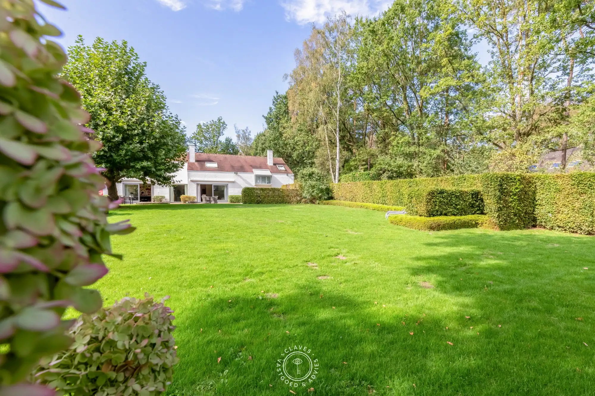 Residentiële villa op een uitzonderlijk groen perceel van meer dan 2.000 m² in de gegeerde Eikenlaan te Belsele foto 4