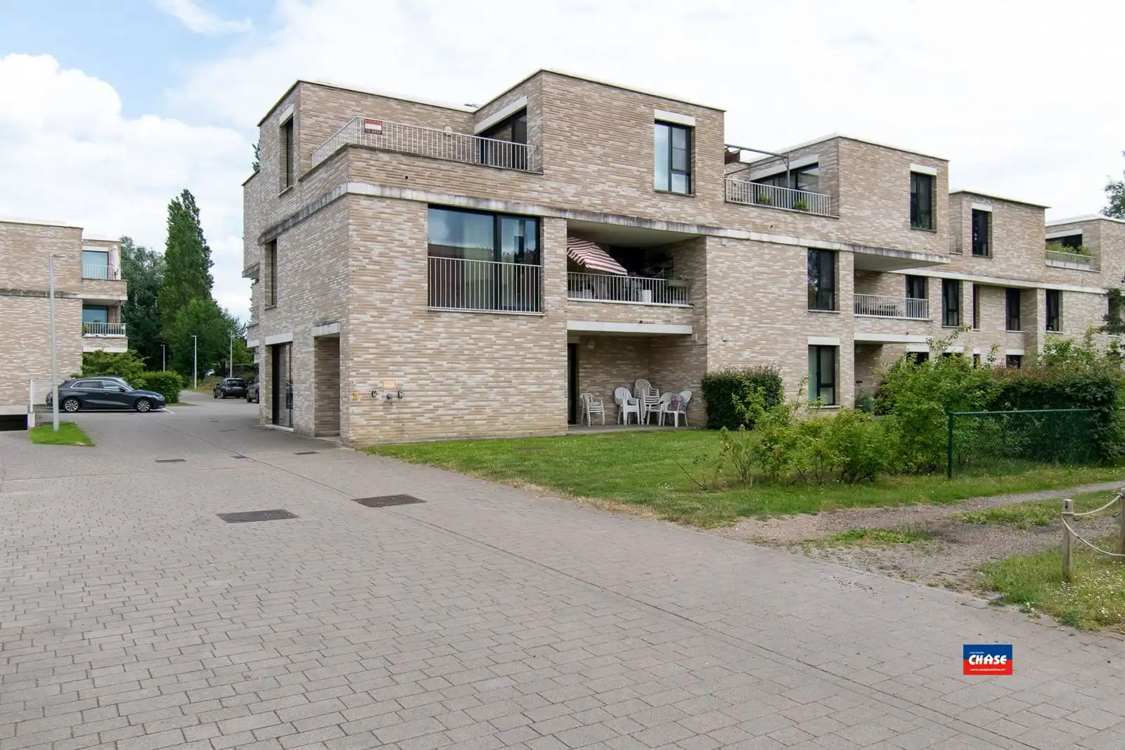Assistentiewoning met ruim terras en autostaanplaats foto {{pictureIndex}}