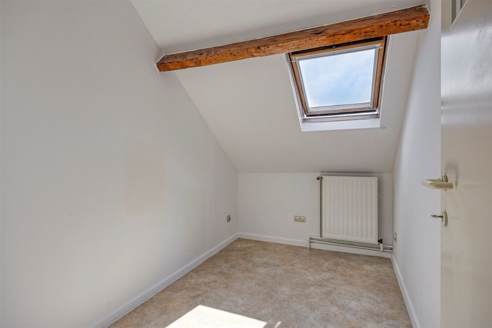 Opbrengsteigendom met handelsruimte en 3-kamer duplex appartement foto 21