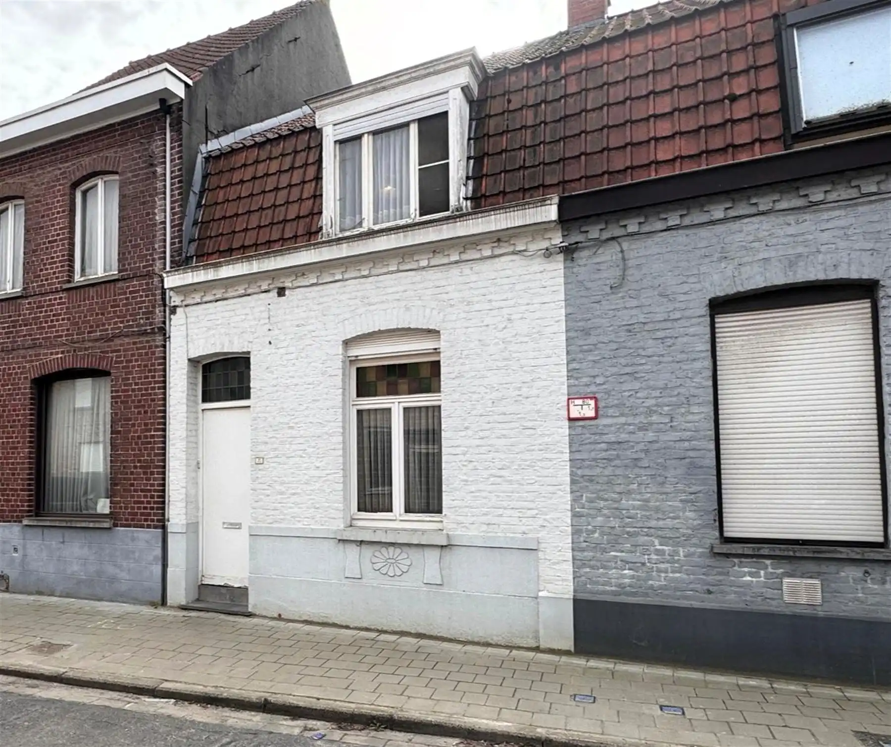 Hoofdfoto van de publicatie: Renovatiewoning met potentieel op 328 m² in het centrum Zwevegem

