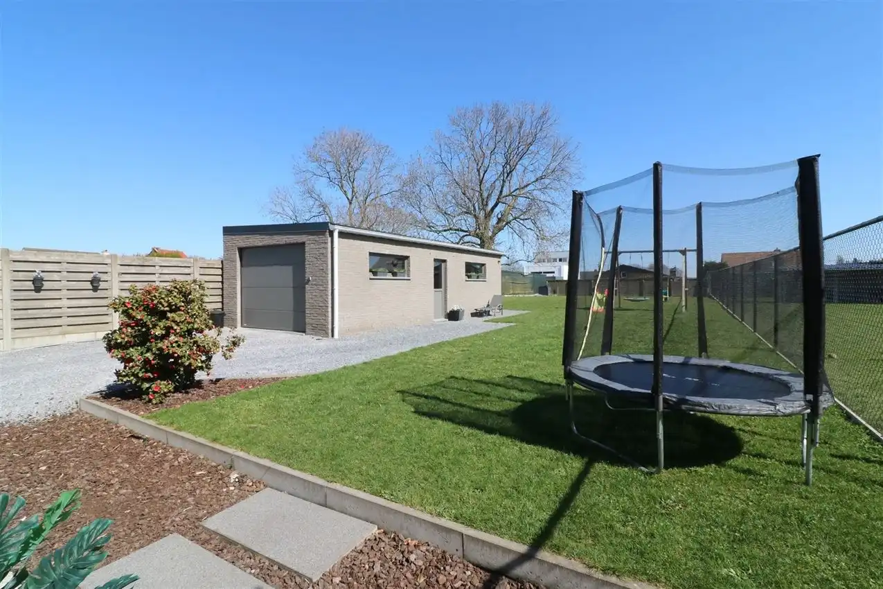E28 | 2016/ Zonnepanelen | 3 slaapkamers | Grote tuin | Aparte garage | Nabij E314 en groen foto 6