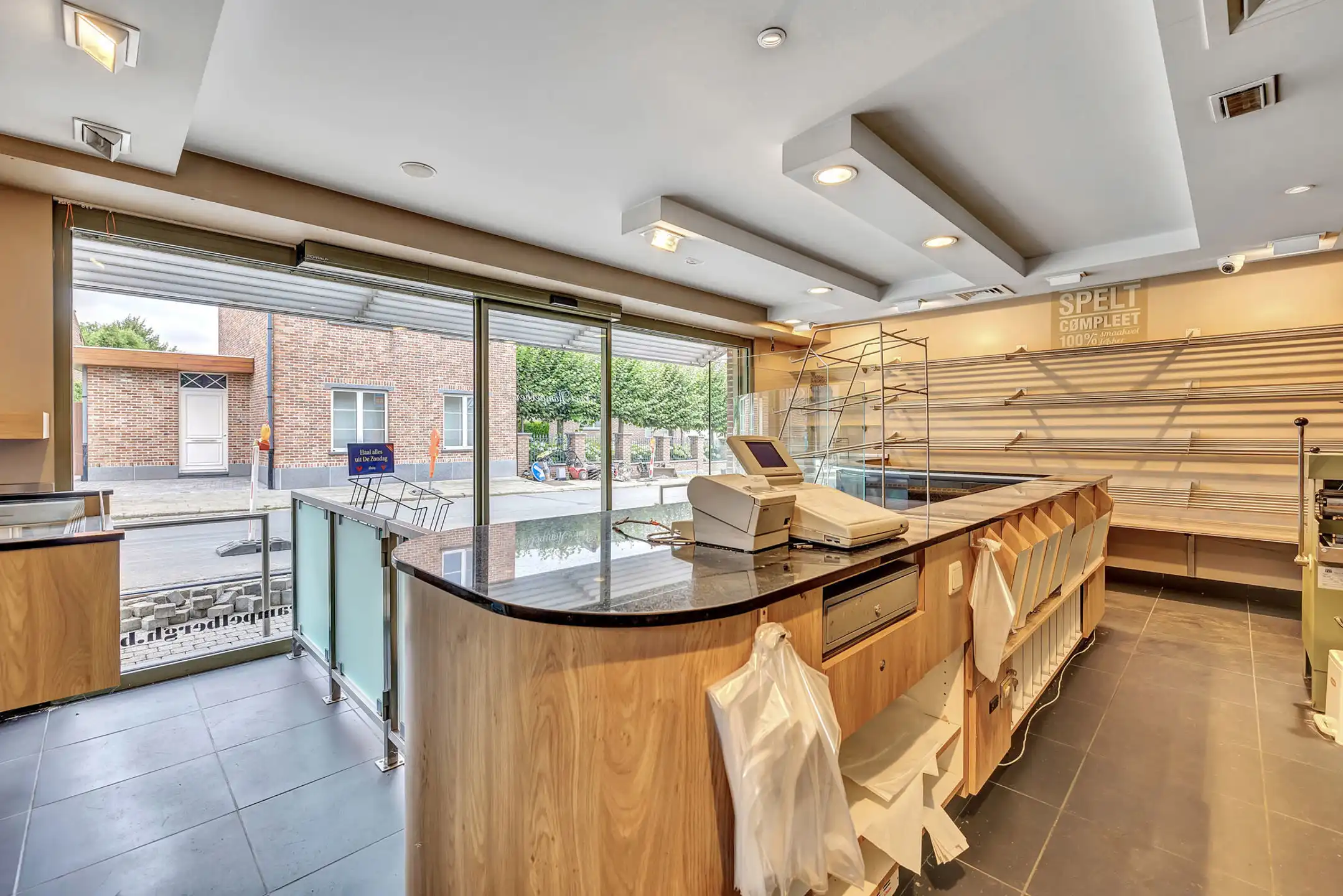 Handelswoning met ruime garage  foto 2