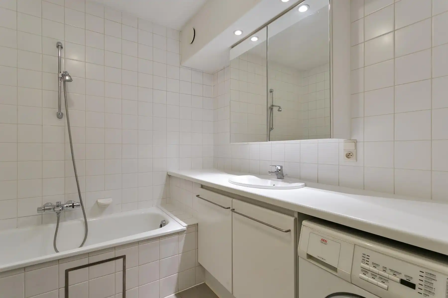 Zeer licht en aangenaam één-slaapkamerappartement foto 5