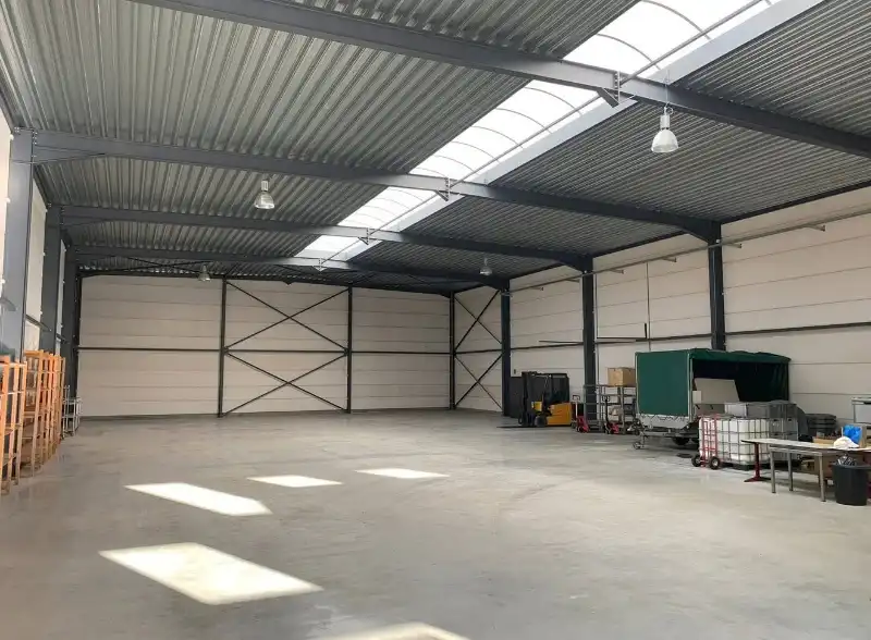 Magazijn met kantoorruimte te huur foto 3