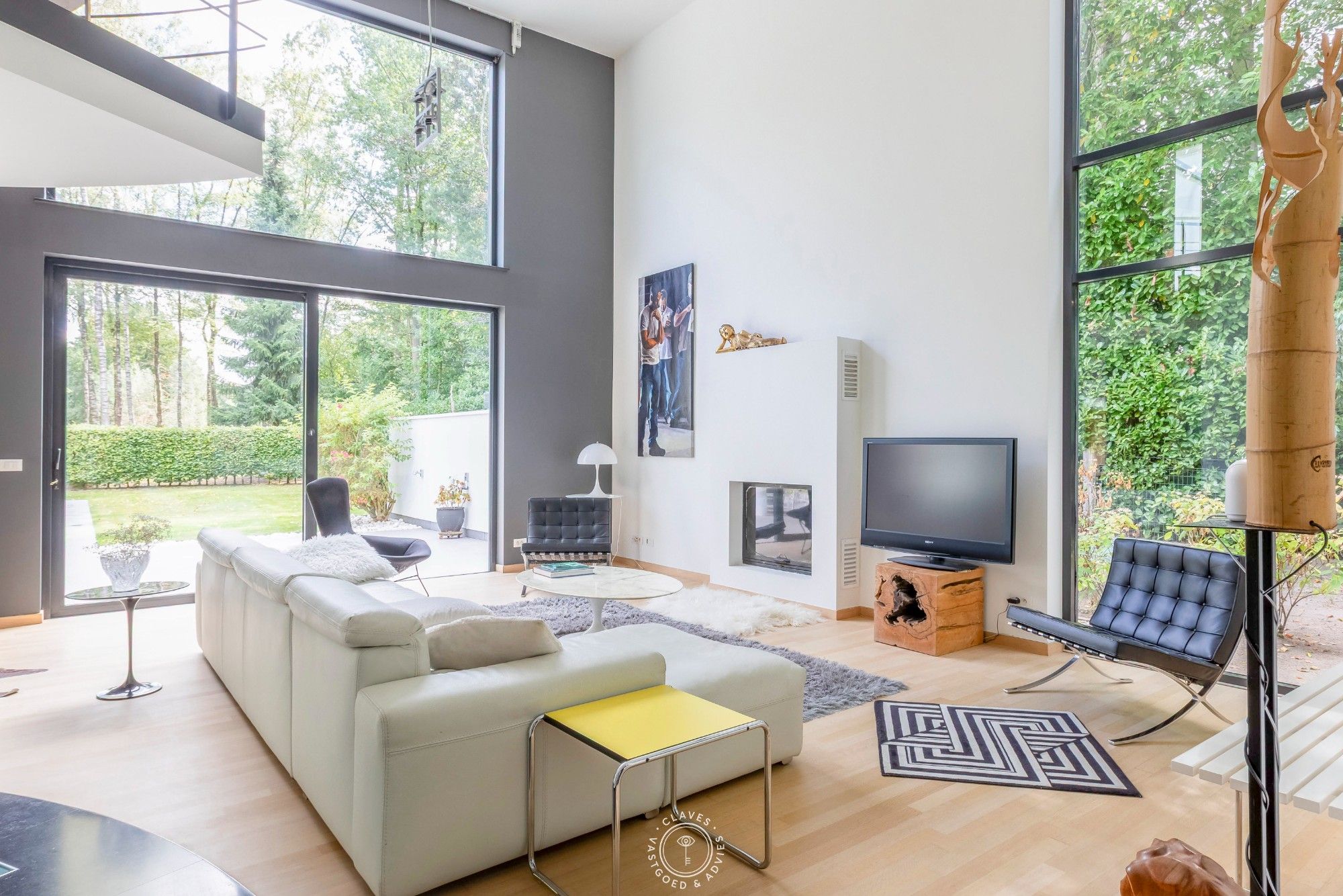 Architecturale villa met prachtige tuin en zwembad foto 4