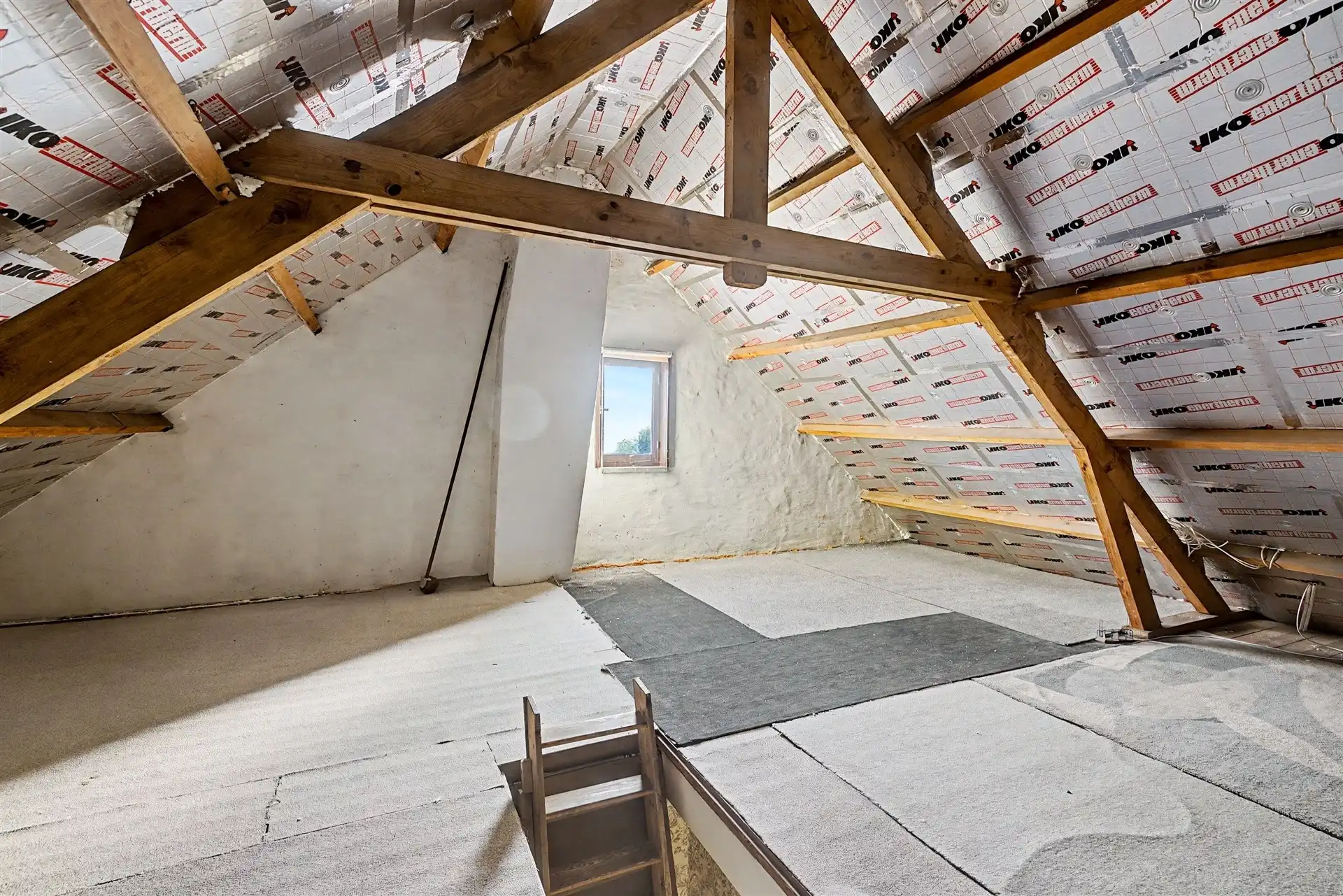 Uitstekend gelegen halfopen bebouwing met ruime oprit, 3 slaapkamers en uitgestrekte tuin foto 18