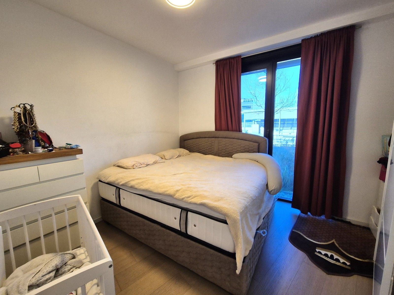 Grote glaspartij naar tuin/terras + recent esthetisch gebouw foto 9