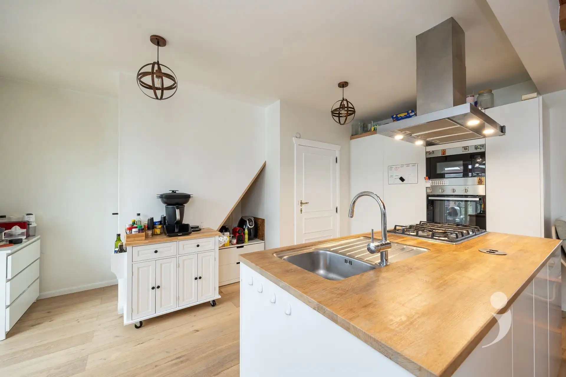Gerenoveerde bungalow met zwembad in een rustige woonwijk foto 8