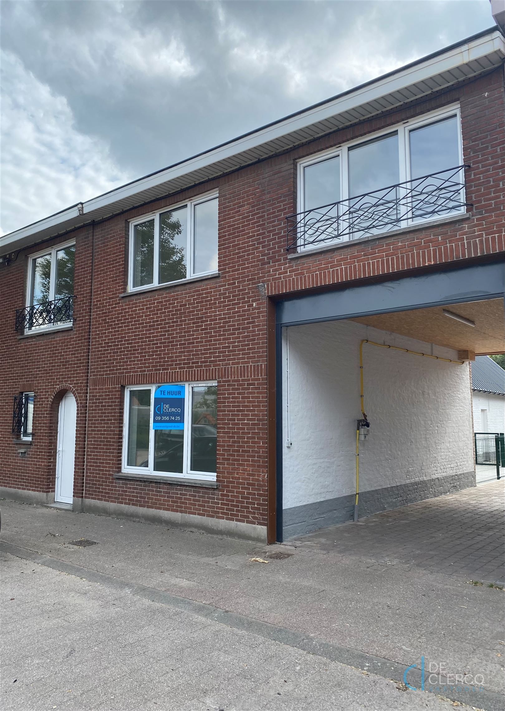 Modern gerenoveerde woning met tuin én garage in Lochristi!  foto {{pictureIndex}}