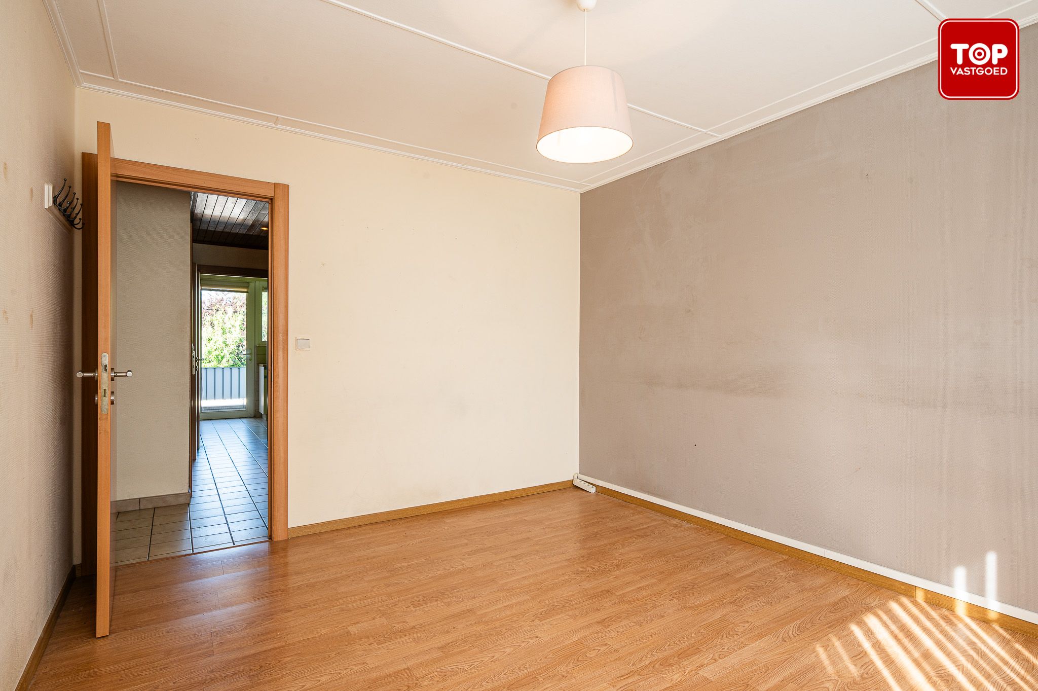 Instapklaar 2-slaapkamer appartement met terras en garage. foto 10