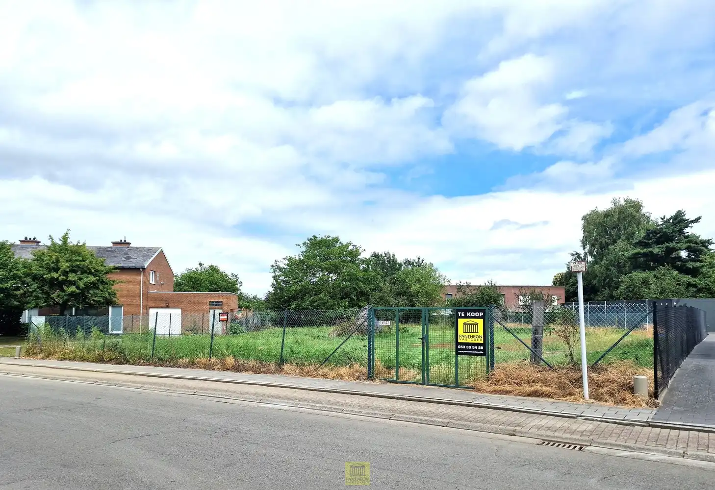 Veelzijdige bouwgrond met uitstekende Ligging – 16a34ca | Mogelijkheid tot Open Bebouwing, Tweewoonst of Projectontwikkeling foto {{pictureIndex}}