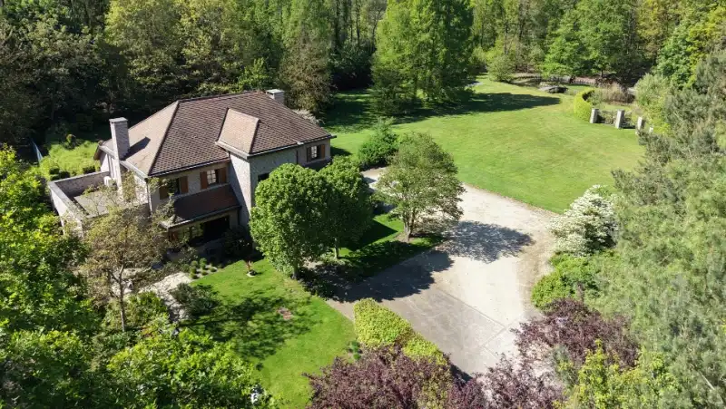Hoofdfoto van de publicatie: Ruime villa van 336m² op 1 hectare 45 are met vijver