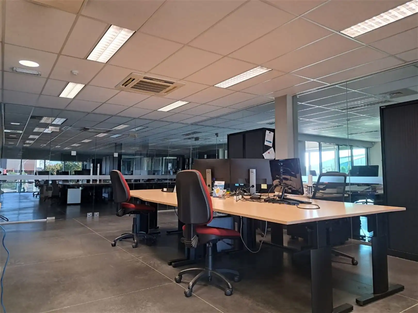 Industrieel gebouw met laadkades en privatief buitenterrein foto 18