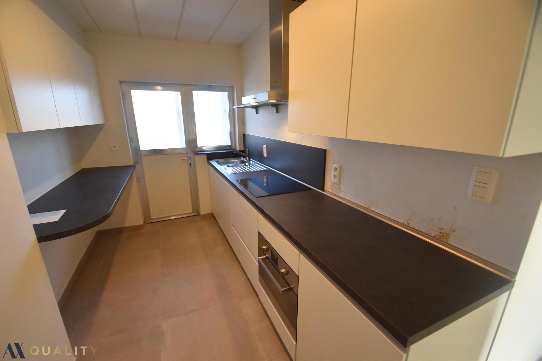 Gerenoveerd 2-slaapkamerappartement met terras (6,5 m²) en balkon,  bergzolder, autostaanplaats en private berging 6,5 m² en 16 m² foto 4