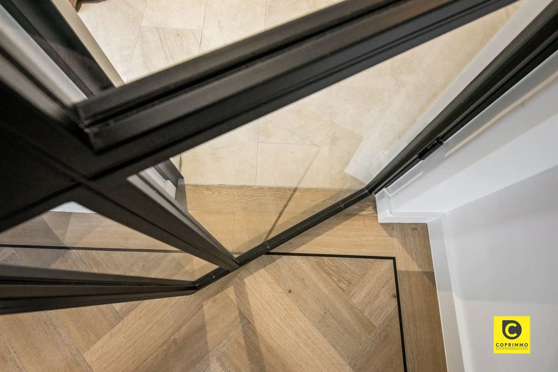 Prachtig gerenoveerd 2 slpk app met 2 terrassen te Pulhof! foto 3