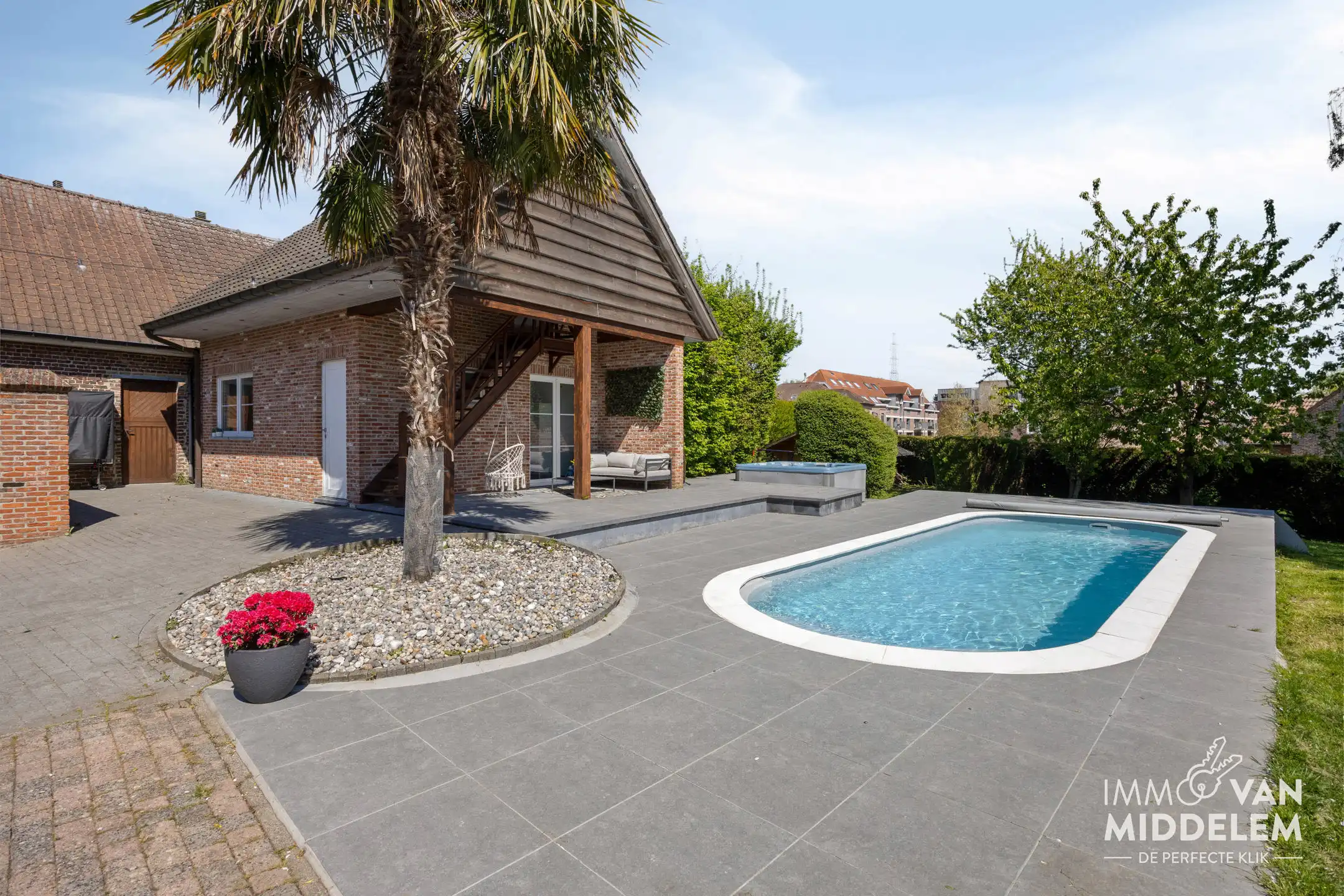 CHARMANTE VILLA MET ZWEMBAD EN VEELZIJDIG BIJGEBOUW foto 2