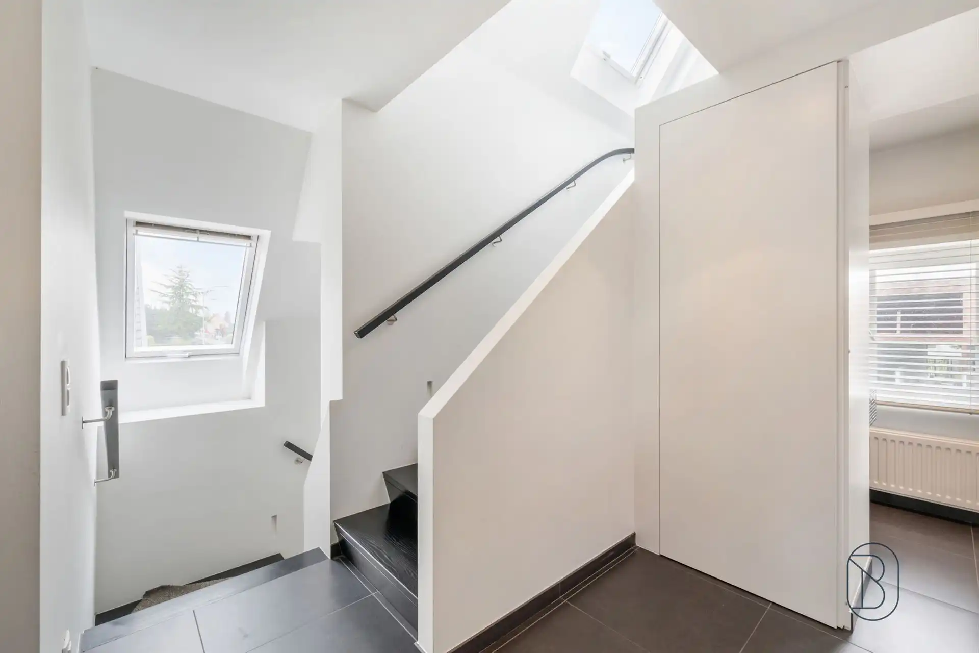 Commercieel gelegen kantoor/praktijk + woonst met atelier foto 16