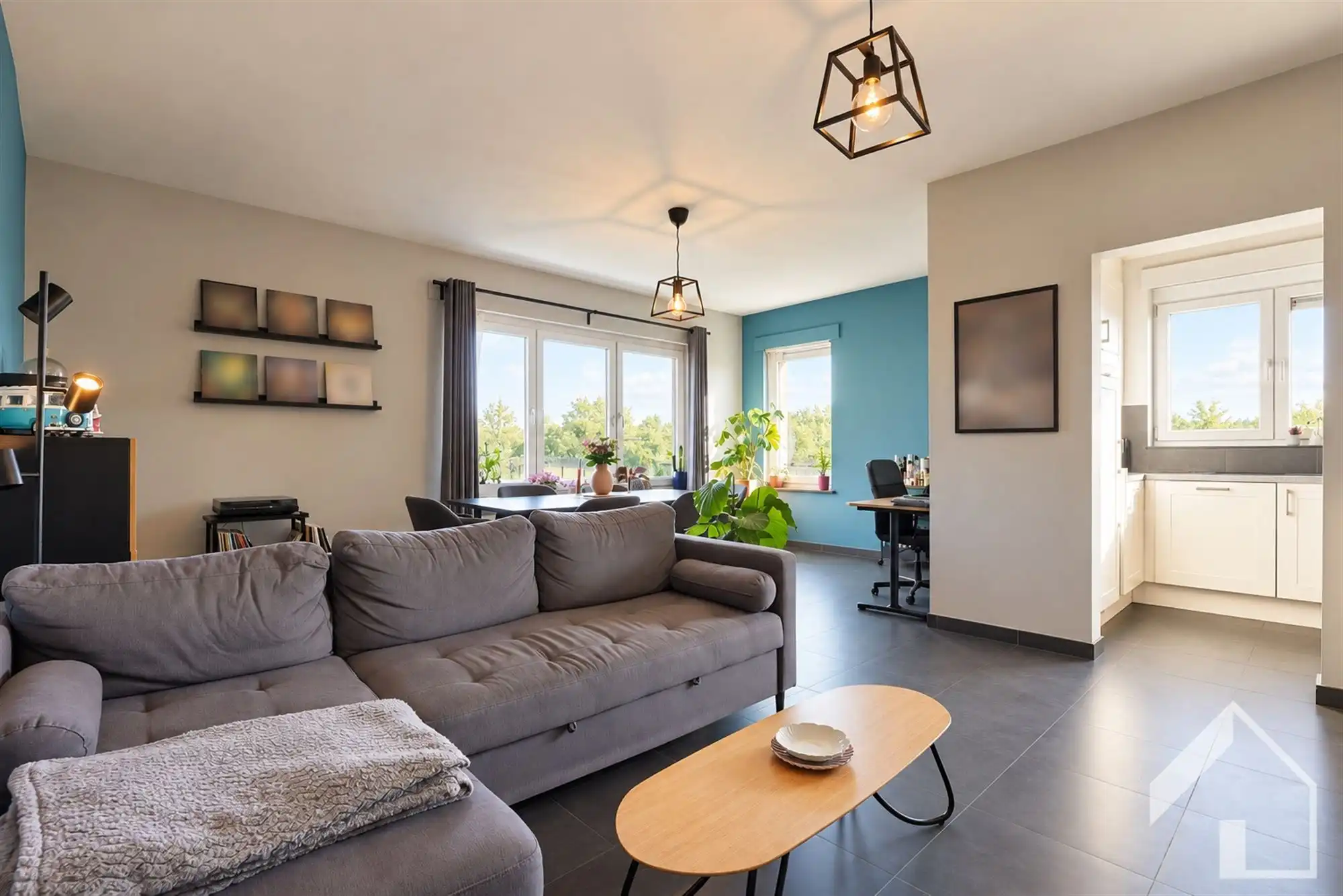 Lichtrijk hoekappartement met 2 slaapkamers, terras en garage met oprit foto 4