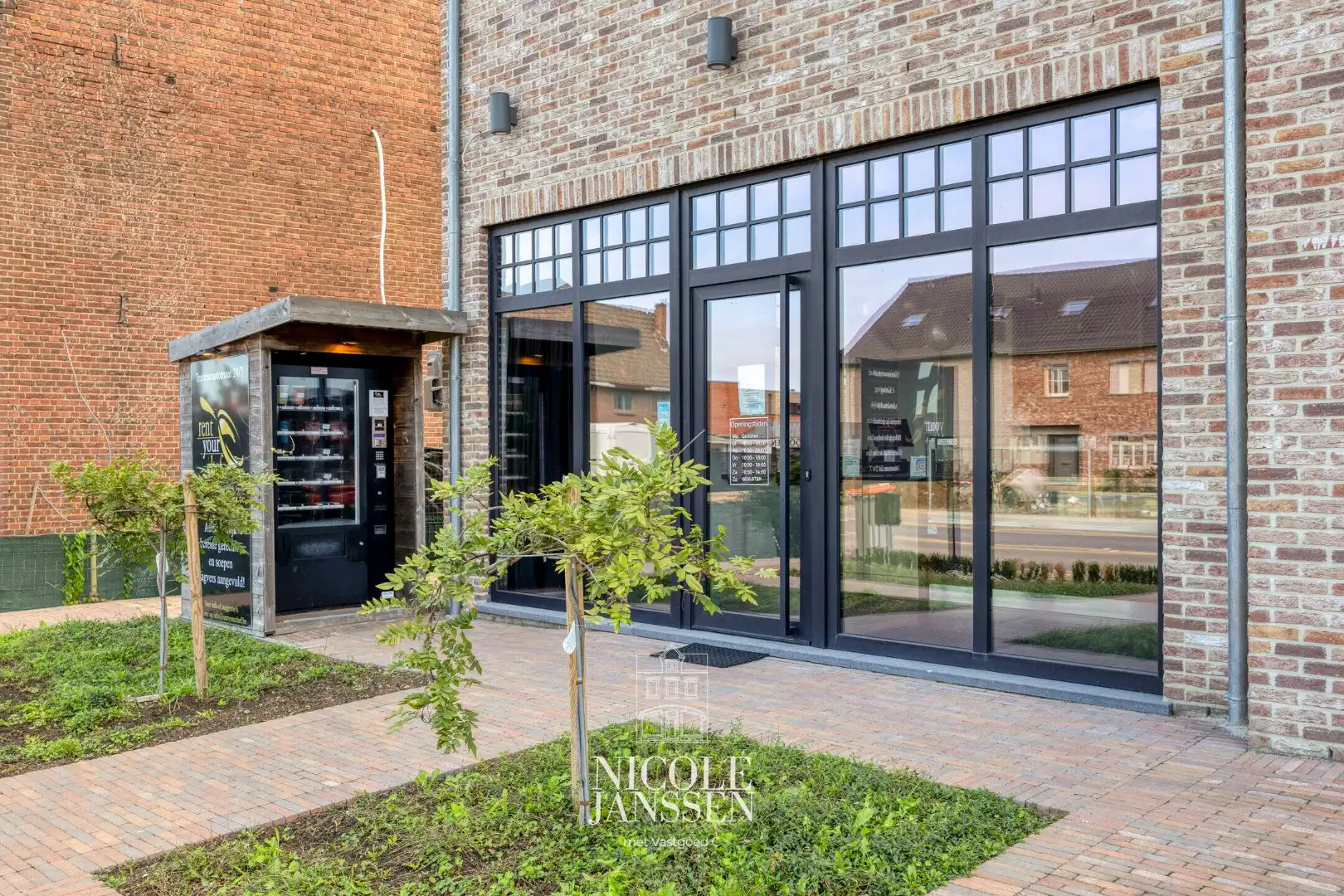 Handelspand met bovenwoning foto {{pictureIndex}}
