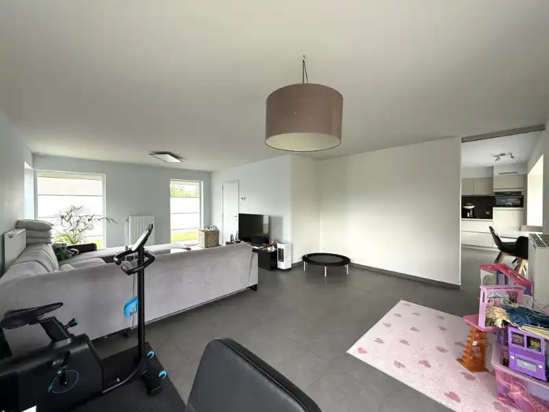 Mooie instapklare villa gelegen in een rustige en recente woonwijk foto 3