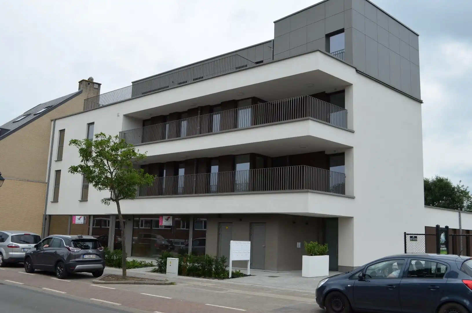 Recent appartement met drie slaapkamers op de 2e. verd. met lift, nabij het centrum foto {{pictureIndex}}