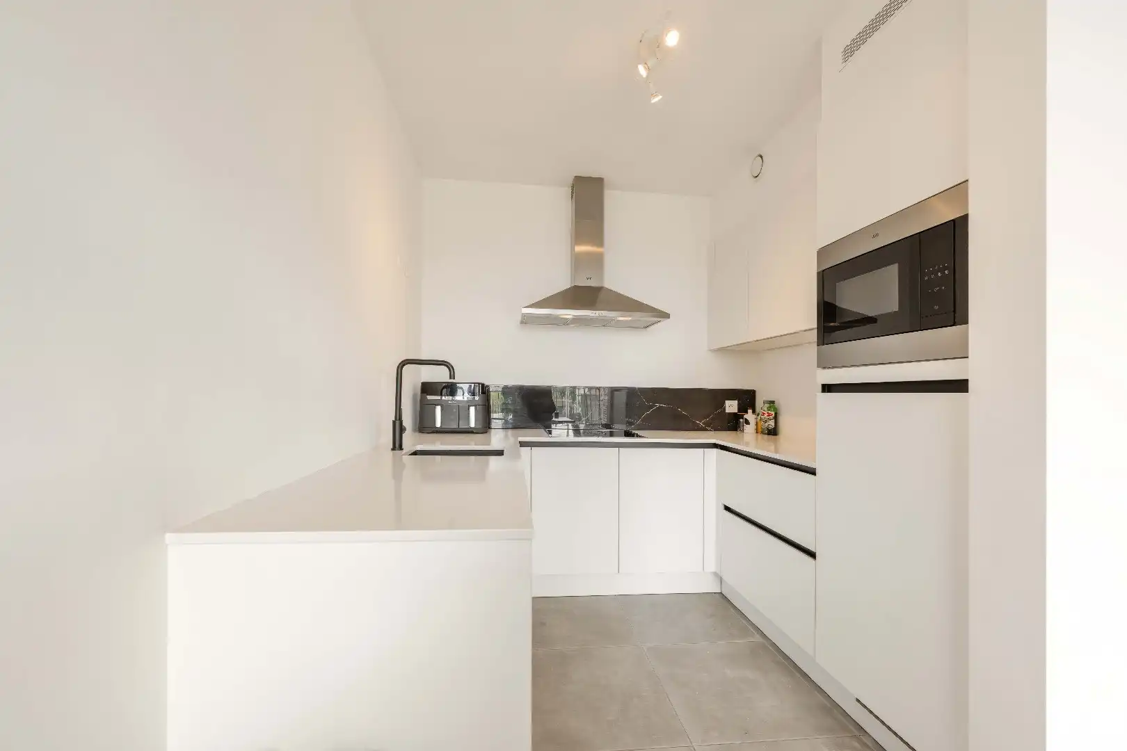 Instapklaar, energiezuinig appartement (2019) met terras in Beveren-Leie foto 7