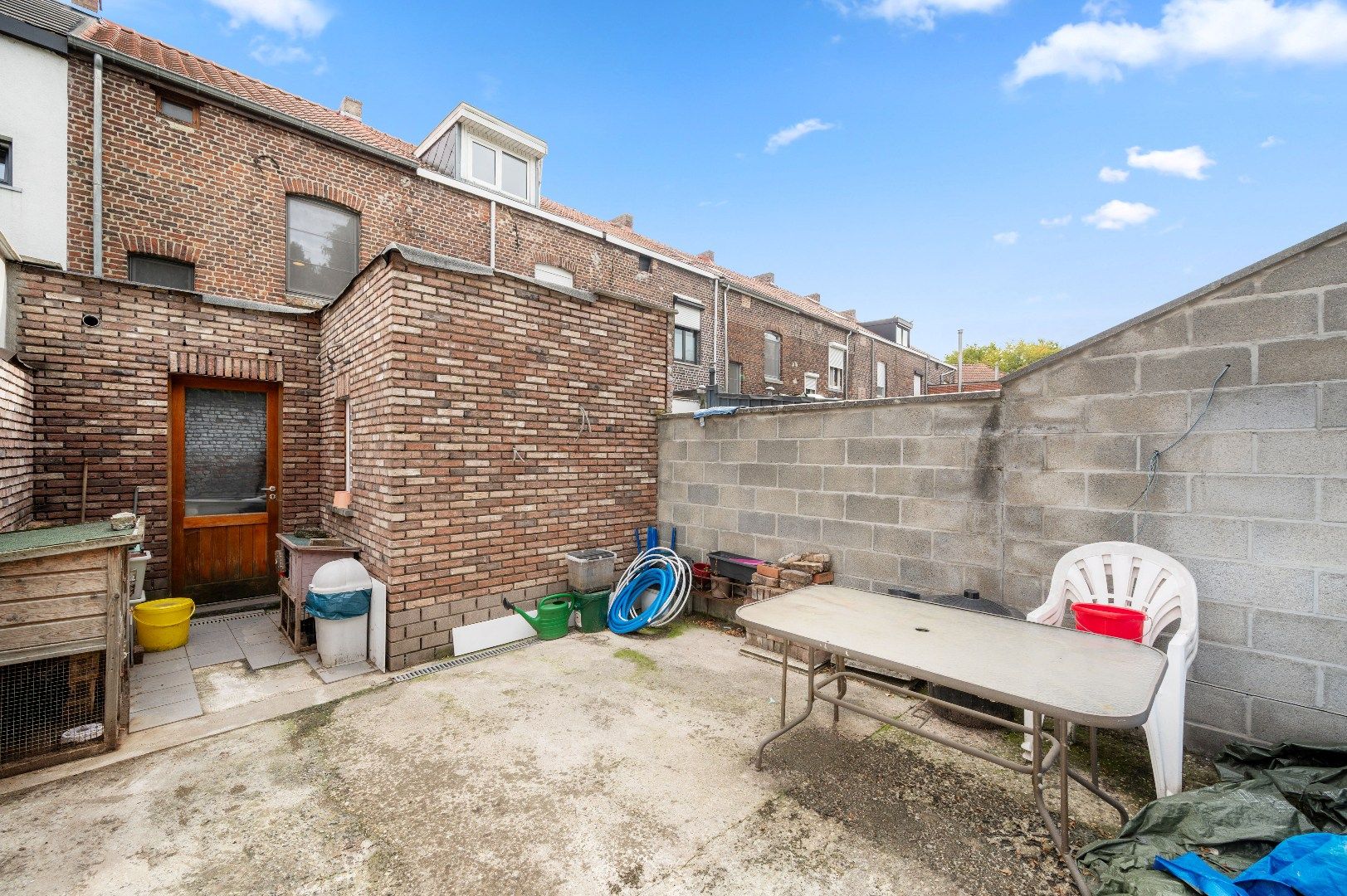 Af te werken rijwoning op de Tiense stadsrand foto 18