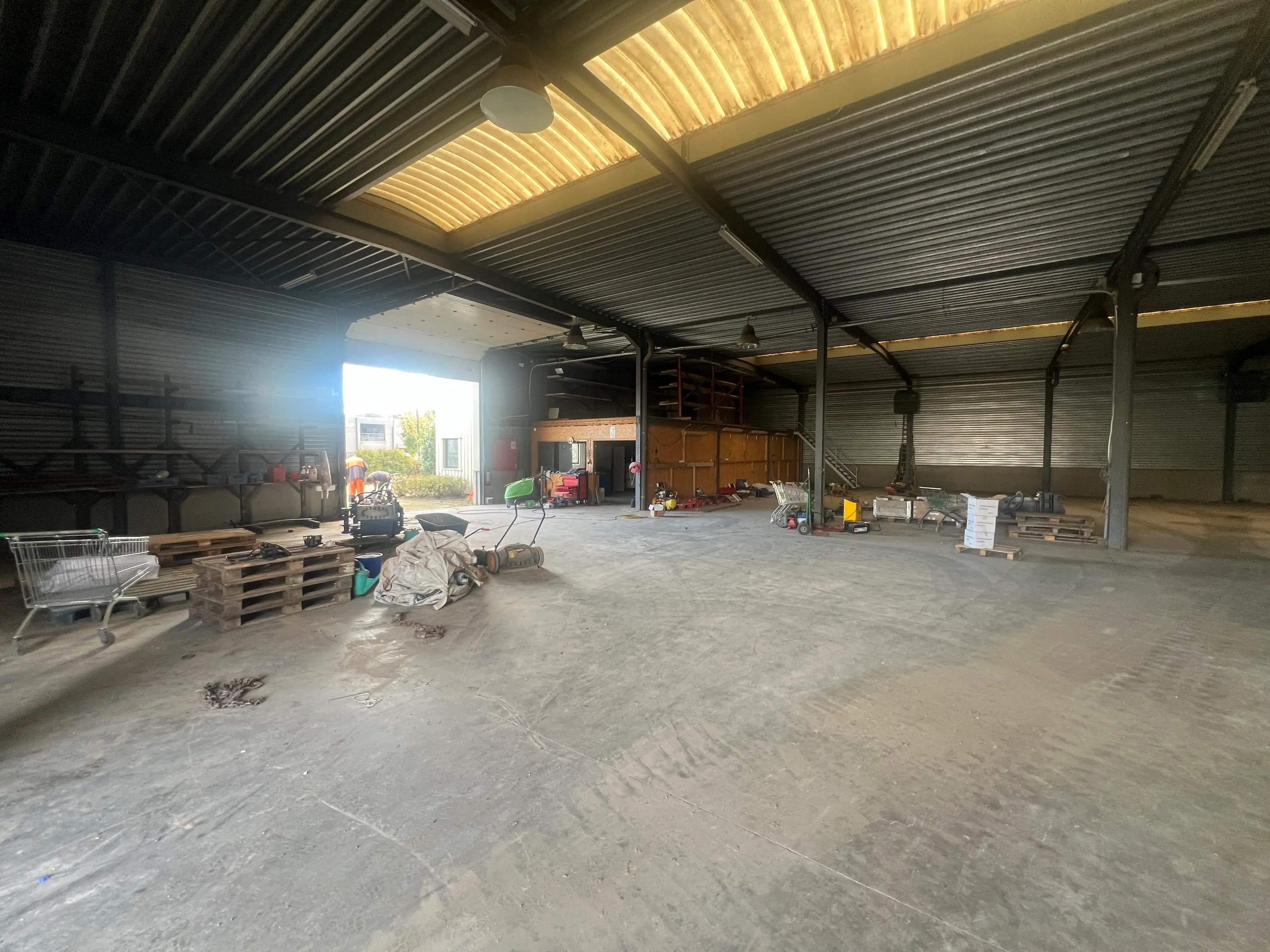 Bedrijfsgebouw te koop in Oudsbergen met buitenopslag foto 4