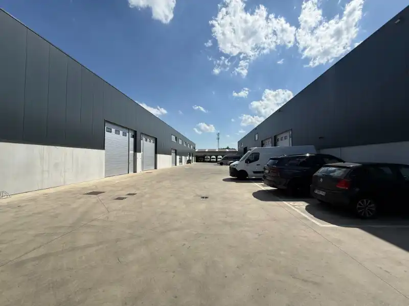 Magazijn/KMO-unit van 262 m² te huur met parkeerplaats foto 10