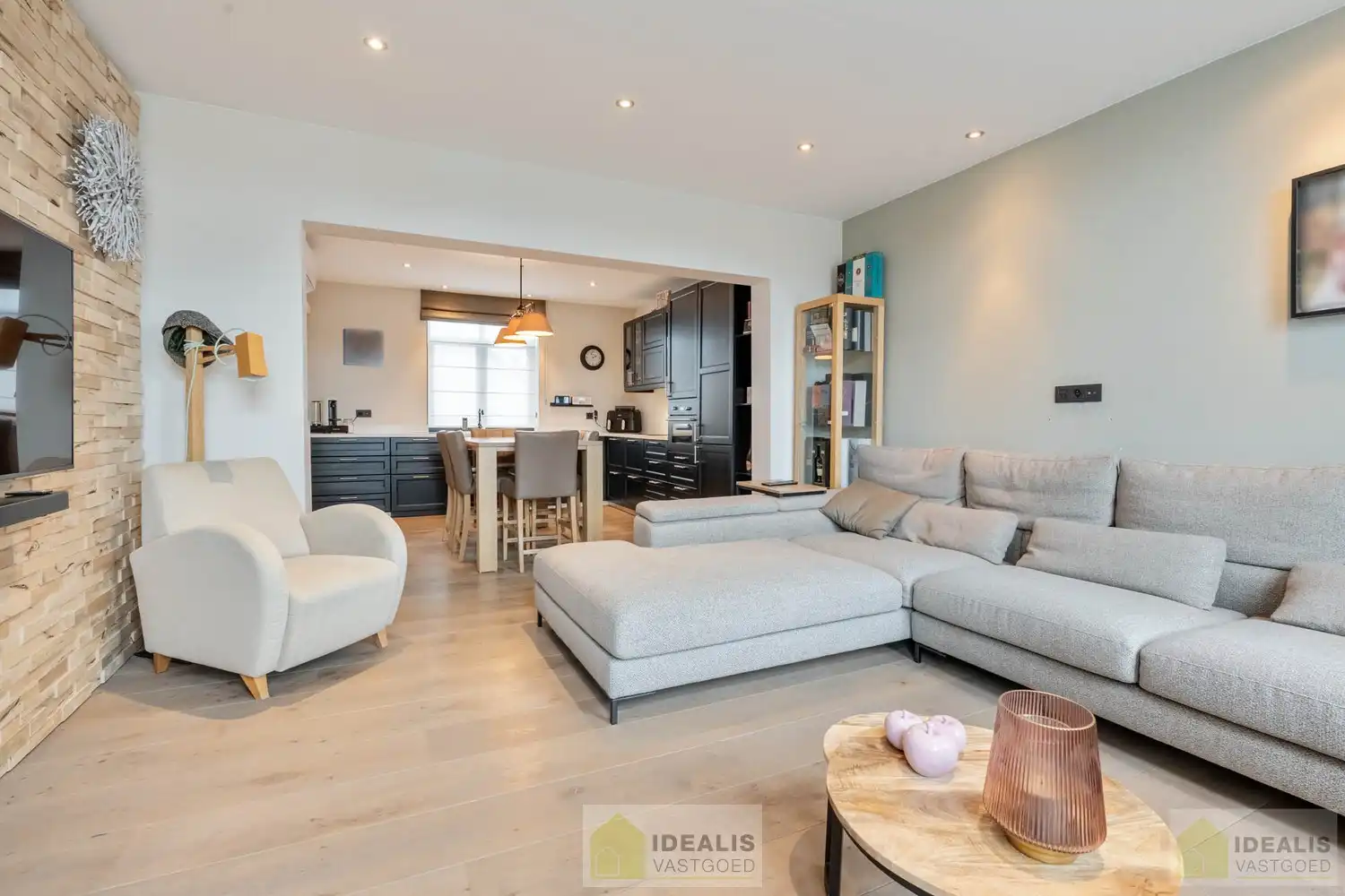 IDEALIS VASTGOED - Gerenoveerd duplex appartement gelegen op het Itterplein in het Brouwershof, kortom wonen op een unieke locatie in een pand met een rijke geschiedenis!! Dit ruime duplexappartement omvat maar liefst ca.155m² bewoonbare oppervlakte en voorzien van een ruime woonkamer met aansluitend keuken, badkamer voorzien van bad en douche, 3 slaapkamers en ruim dakterras. Uiterst geschikt voor kandidaten op zoek naar een instapklaar duplex appartement op een toplocatie midden in hartje Opitter, Bree! foto 10