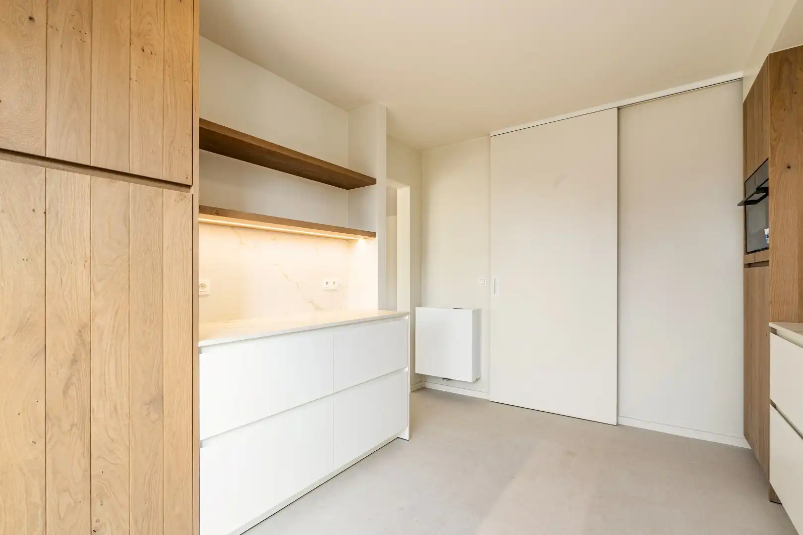 Totaal gerenoveerd appartement met open zicht en uitzonderlijke terrassen op topligging in Heist. foto 10