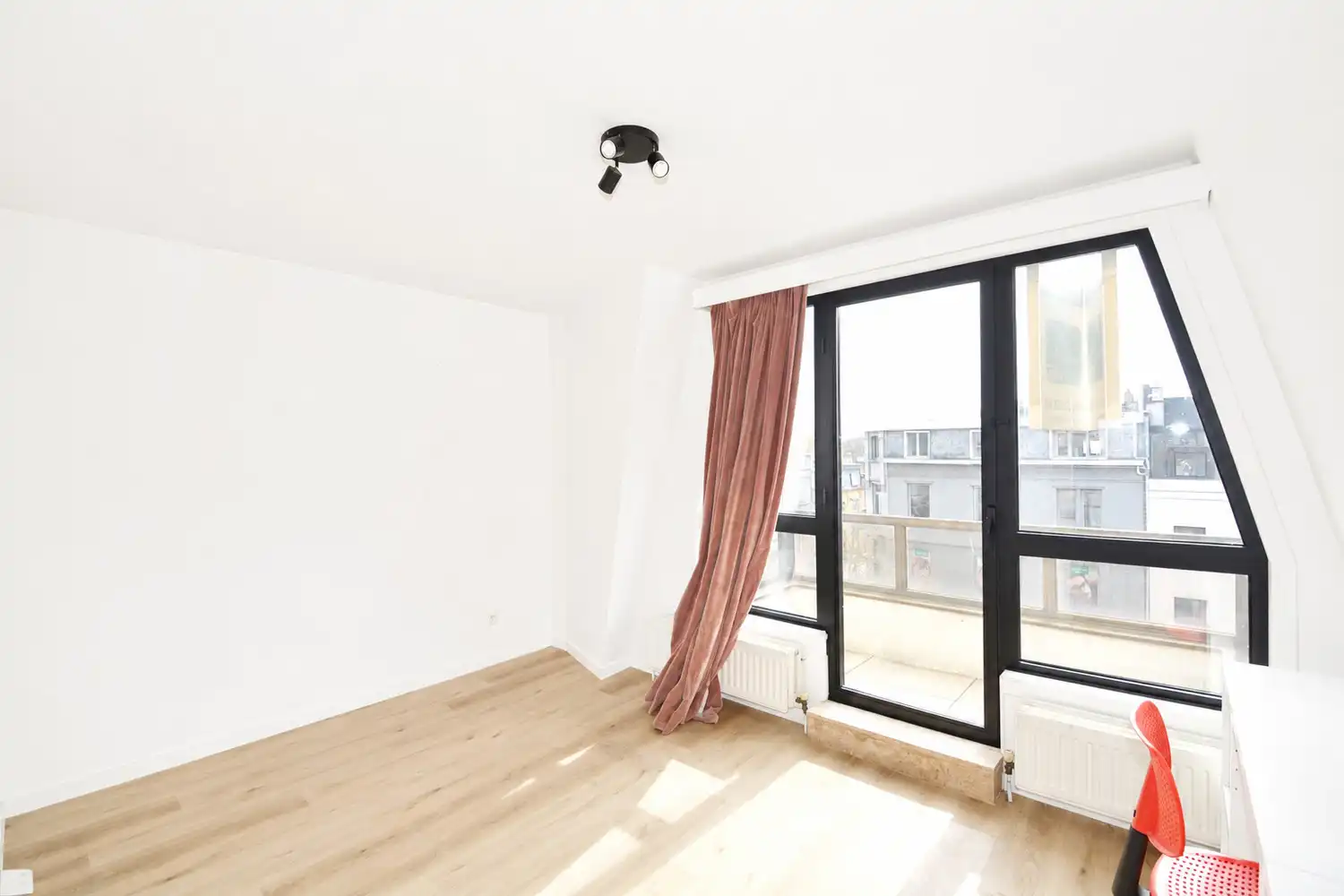 INSTAPKLAAR APPARTEMENT MET 2 SLK EN 2 RUIME TERRASSEN! foto 8