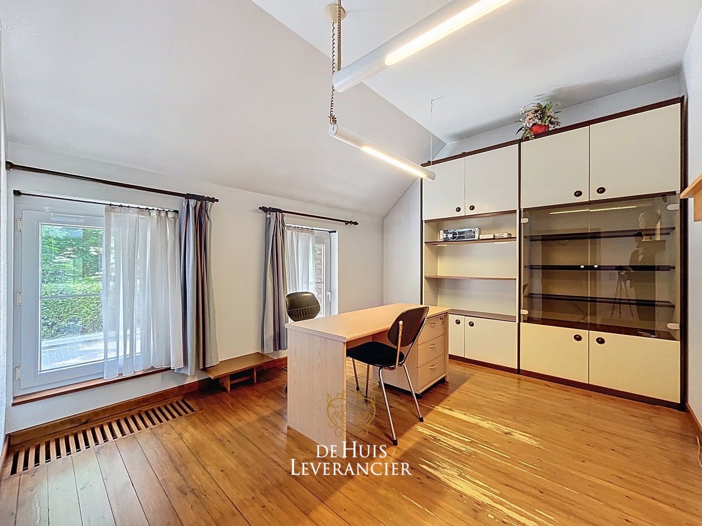 Zeldzame renovatiekans te koop in hartje Noeveren ! Unieke woning met ruimte, groen en grote garage foto 14