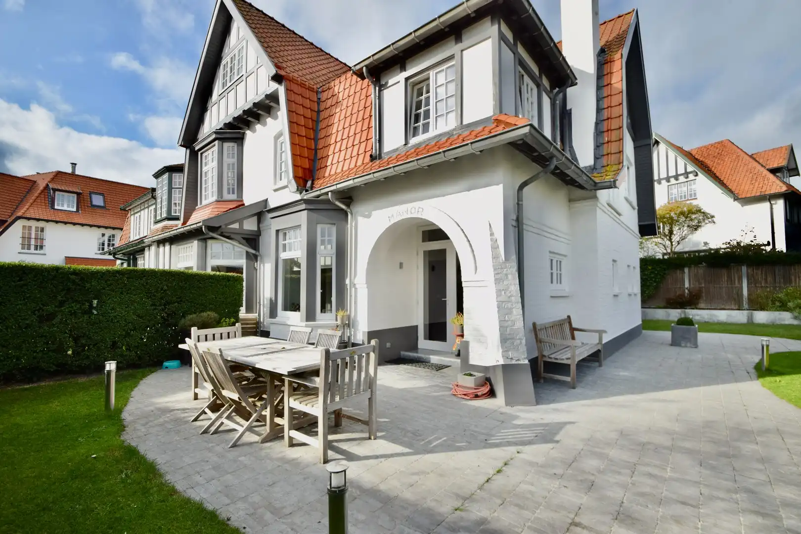 Prachtige karaktervolle villa in hartje Zoute, op enkele stappen van het Dominicanenkerkje en het strand te huur. foto 4