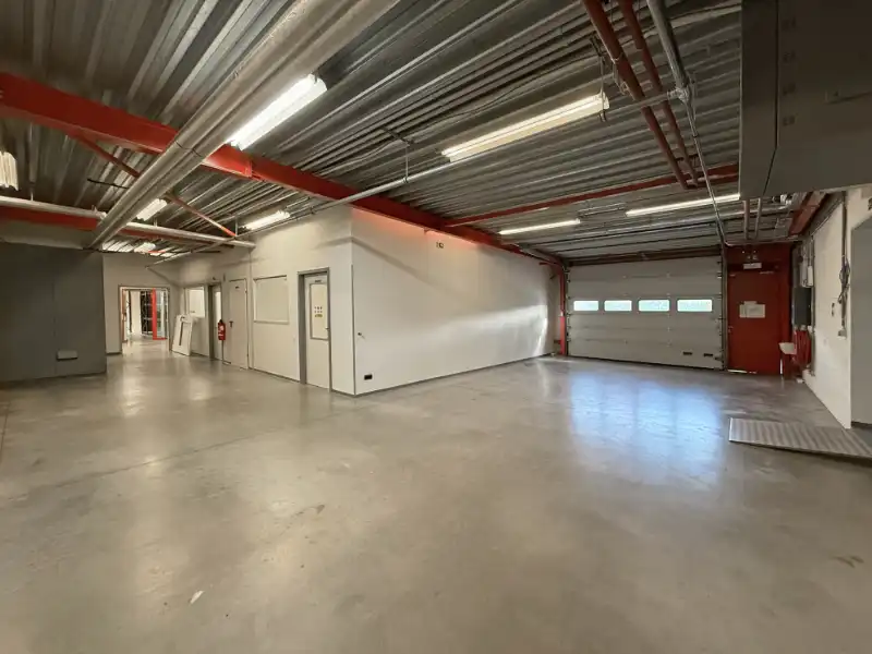 GENK: Bedrijfsgebouw met magazijn, atelier, kantoren en appartement foto 9