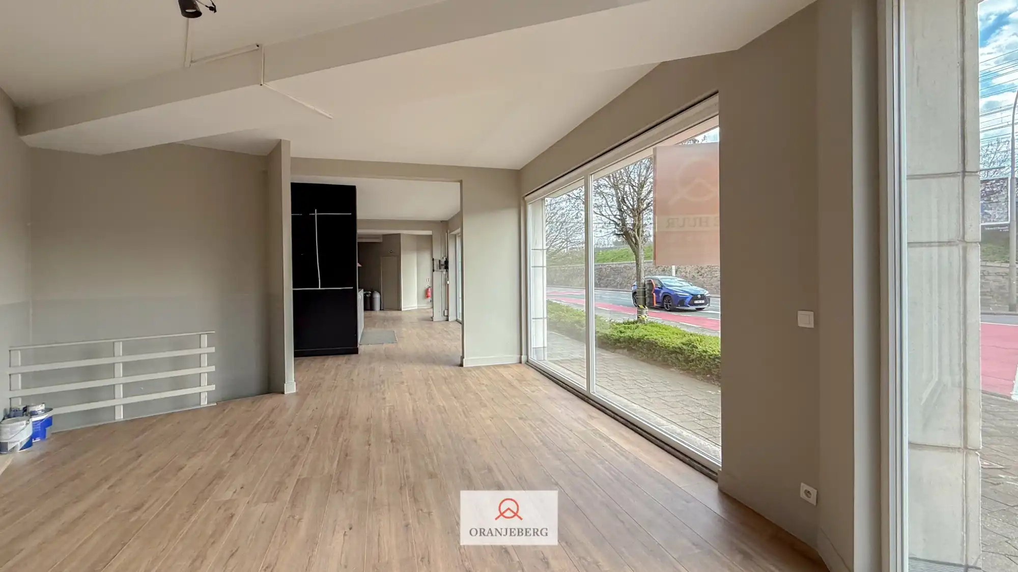 Hoek handelspand op commerciële ligging met veel visibiliteit foto 25