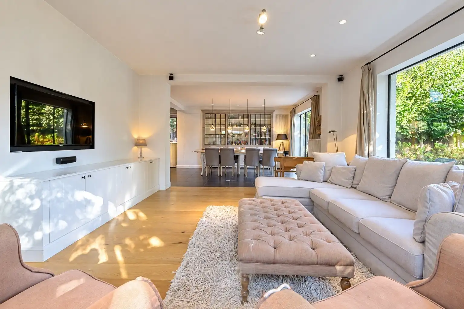 Hoogwaardig gerenoveerde villa op ruim perceel met uniek bijgebouw foto 3