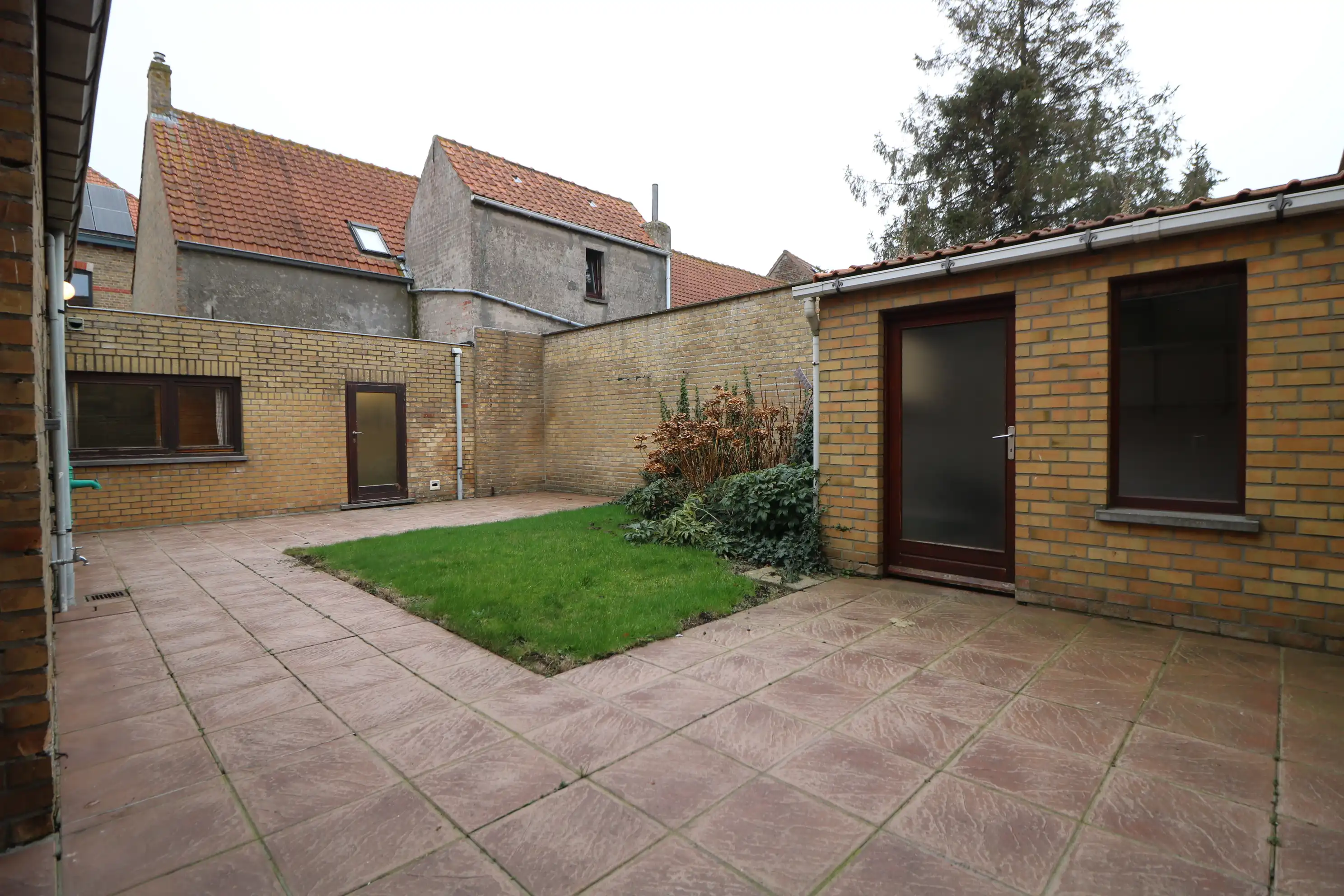 Woning met 3 slaapkamers, zuidgerichte tuin en garage in het centrum van Zuienkerke. foto 8