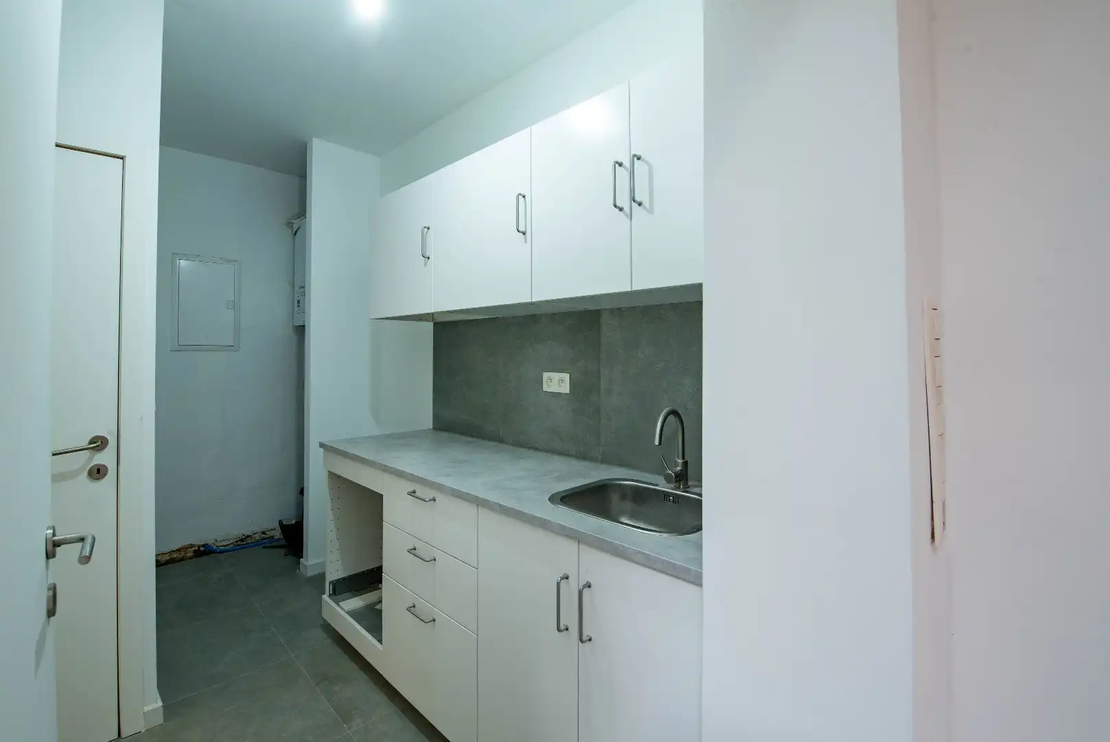 Ruim en recent vernieuwd gelijkvloers appartement met tuin op de Lakborslei foto 9