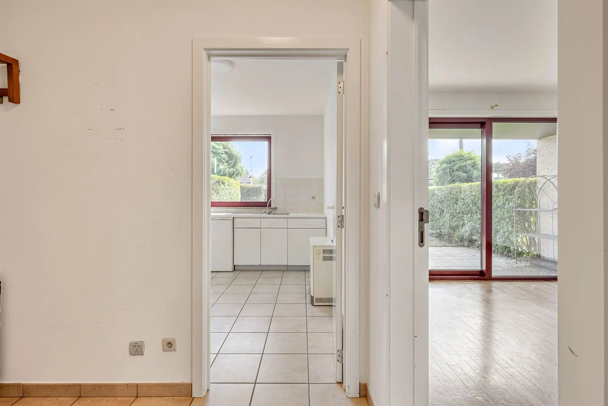 Ruim gelijkvloers appartement met zuidgerichte tuin en garagebox foto 3