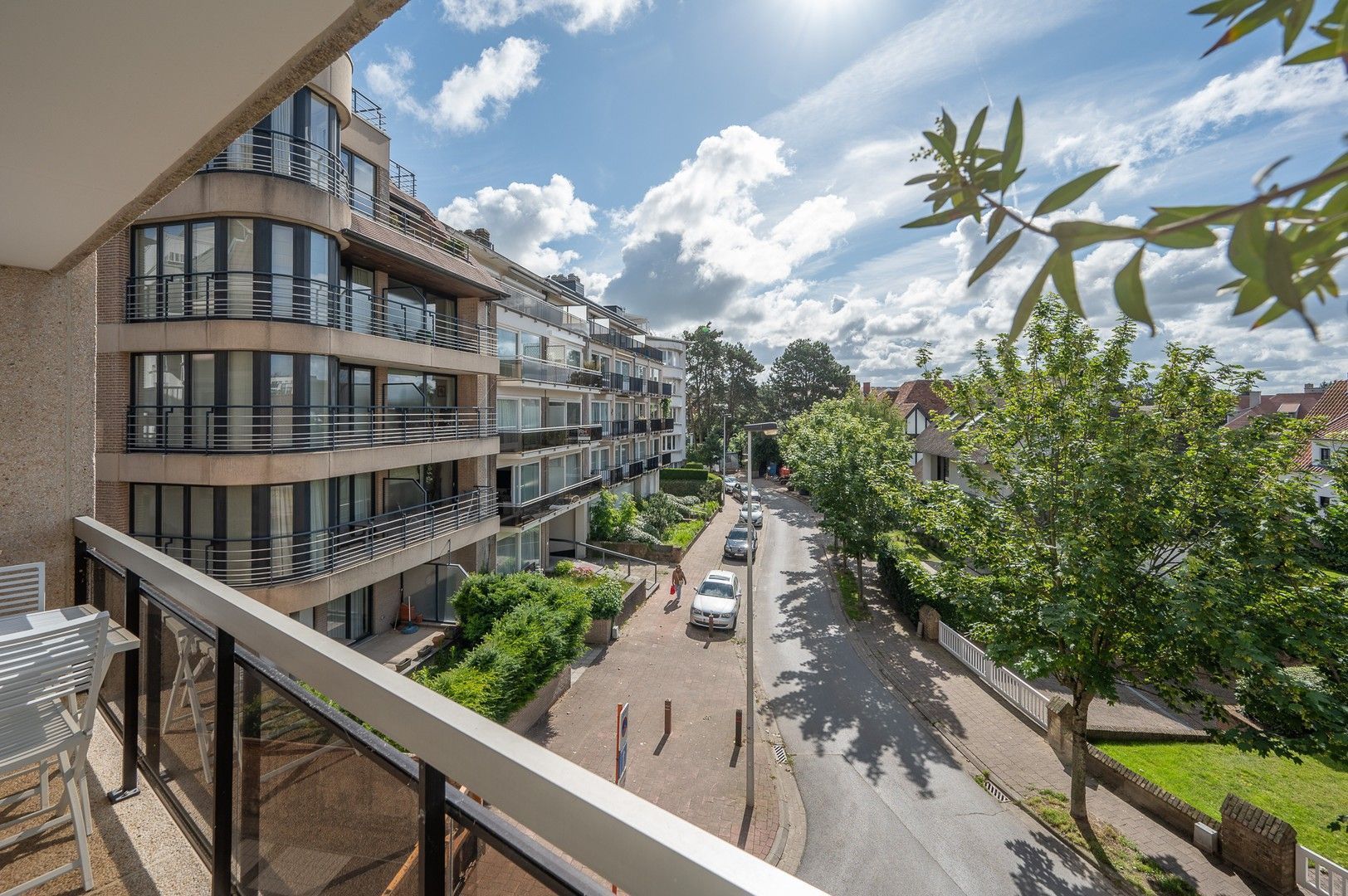 Zonnig appartement met terras genietend van prachtig open zicht op de villa's van Knokke. foto {{pictureIndex}}