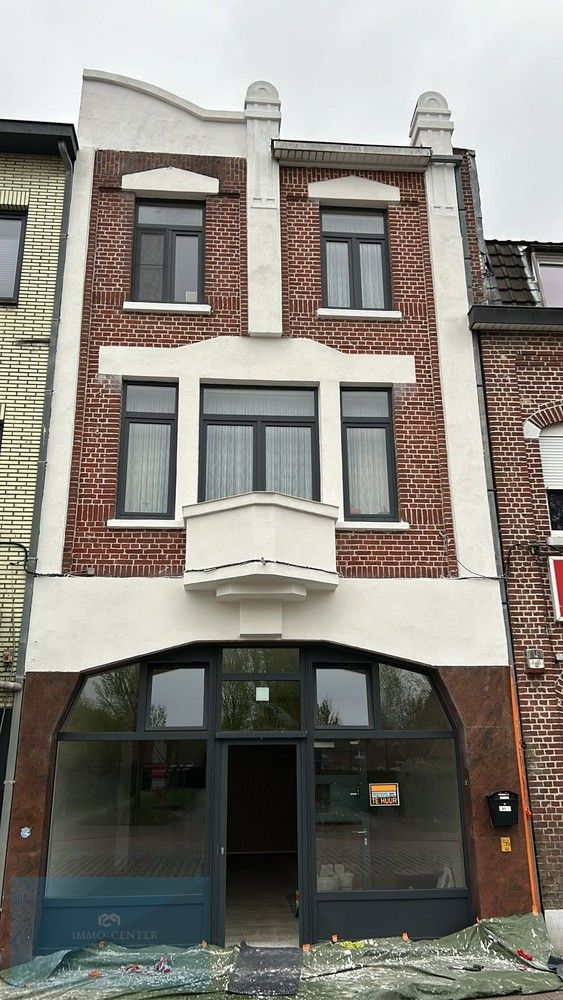 Uniek Handelshuis in Genk: Toplocatie met Hoog Rendement foto {{pictureIndex}}