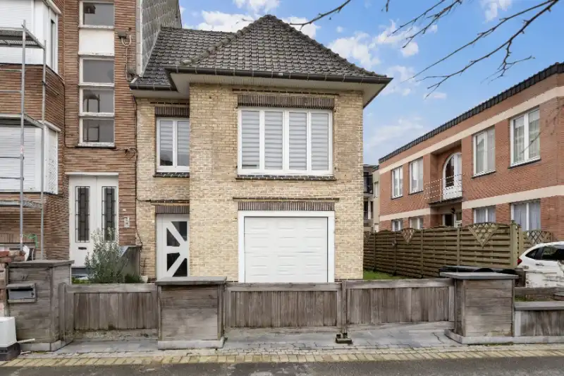 Hoofdfoto van de publicatie: HALF OPEN BEBOUWING NABIJ DE MARKT VAN DE PANNE