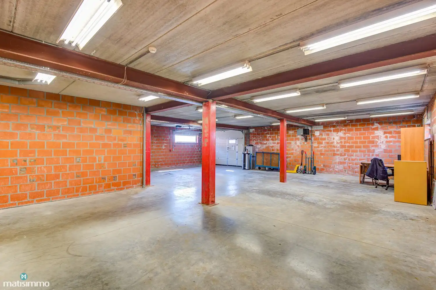 RUIM HANDELSPAND (SHOWROOM/BUREAU EN ZEER GROOT MAGAZIJN) MET VEEL MOGELIJKHEDEN TE BILZEN foto 15