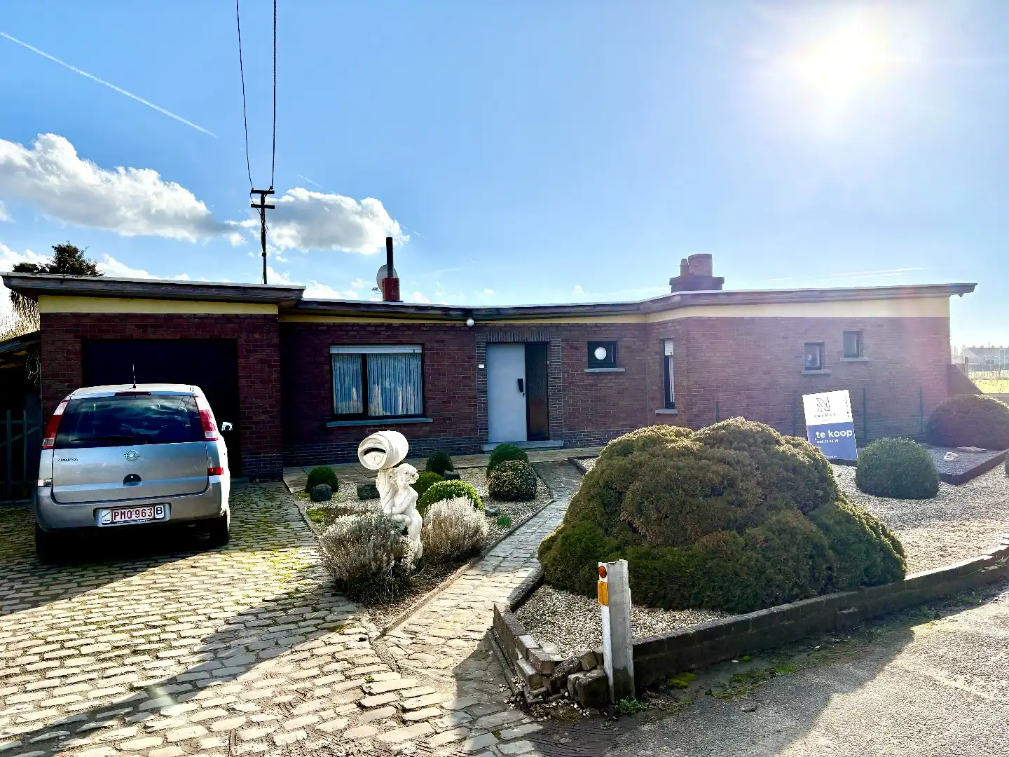 Hoofdfoto van de publicatie: Gelijkvloerse woning op 628 m², 3 slaapkamers, mooi aangelegde tuin en garage.