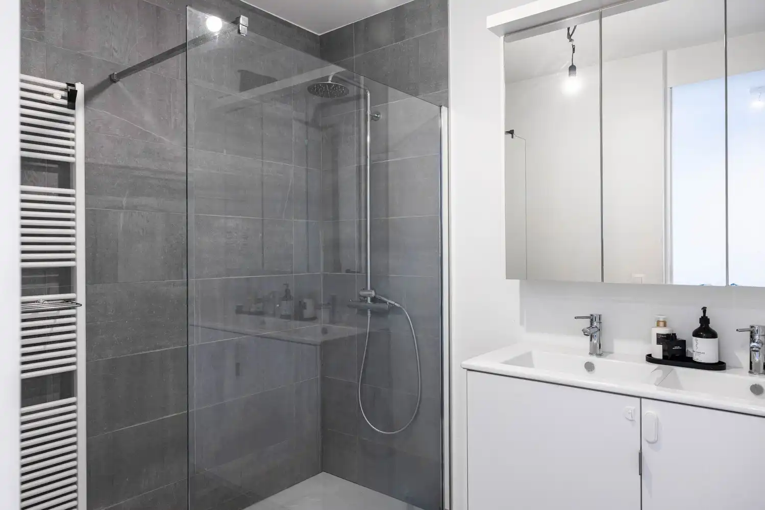 Ruim 2SLK-appartement (95 m²) met terras en zicht op Park Spoor Noord + parking foto 13