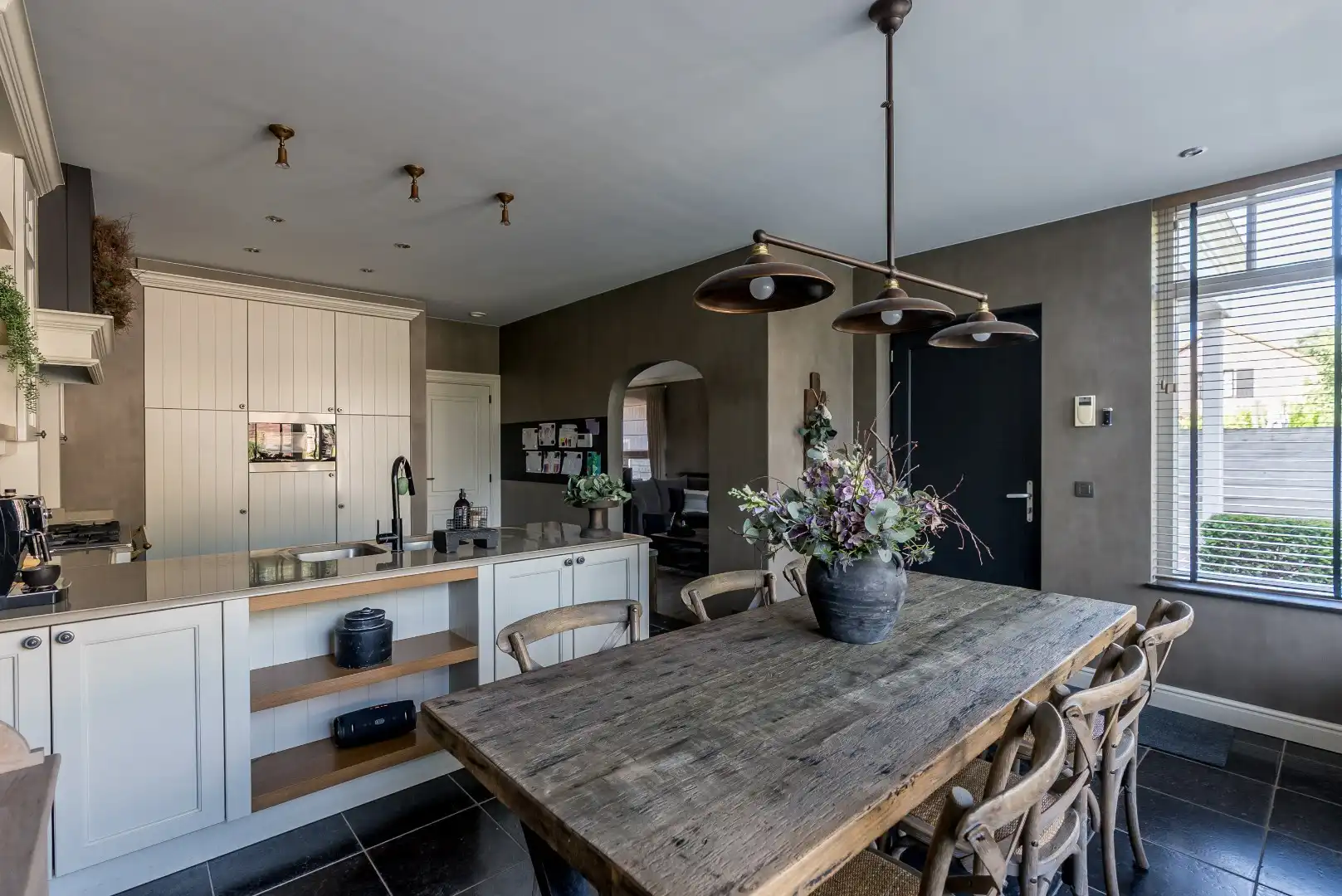 Ruime, karaktervolle en kwalitatief afgewerkte woning op een rustige ligging in Gompel. foto 12