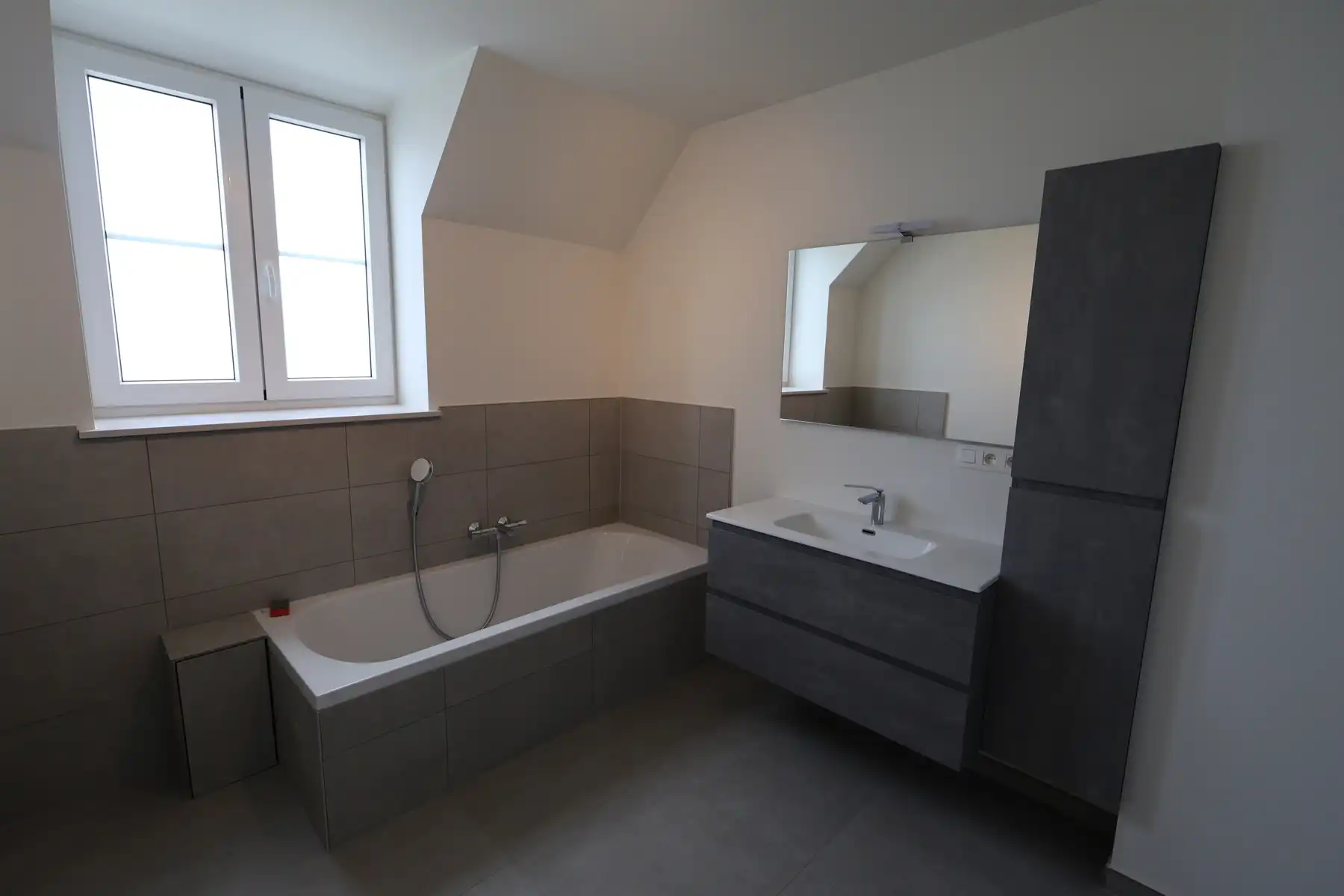 Een ruime nieuwbouwwoning met 3 slaapkamers, terras, tuin en garage.  foto 8