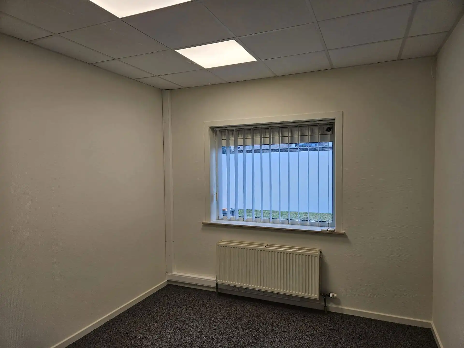 TE  HUUR in Meeuwen: kantoor/commerciële ruimte foto 12